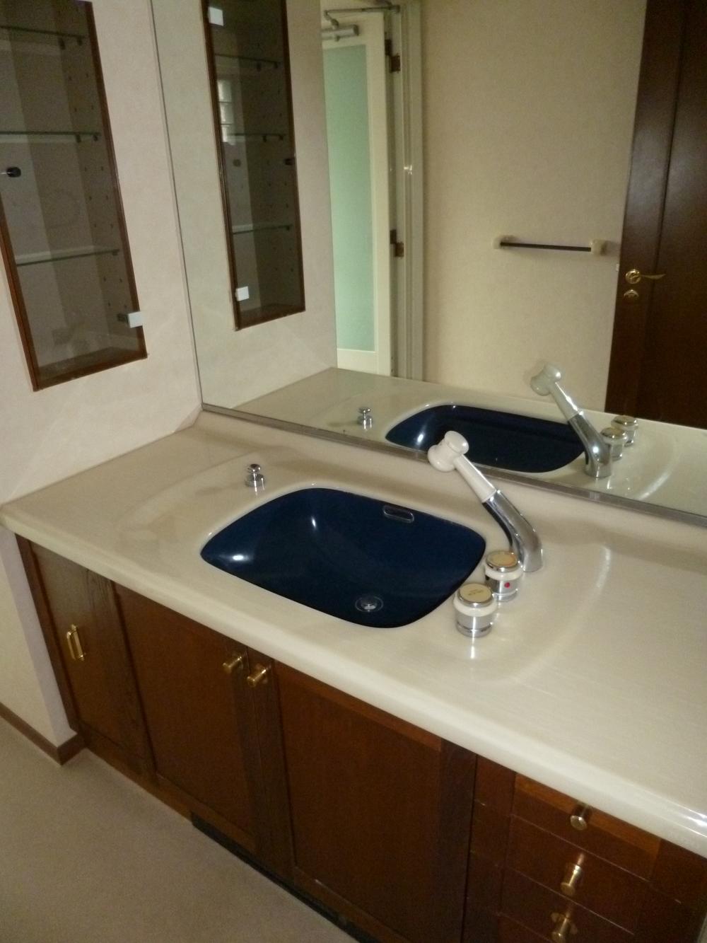 Wash basin, toilet. Indoor (12 May 2013) Shooting