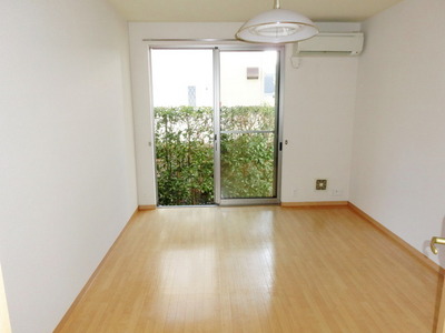 Living and room. 7 is a large Western-style space of quires