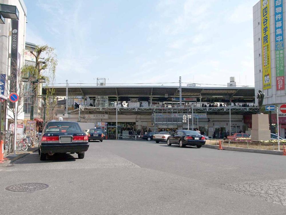 Streets around. Jiyugaoka 700m to the Train Station