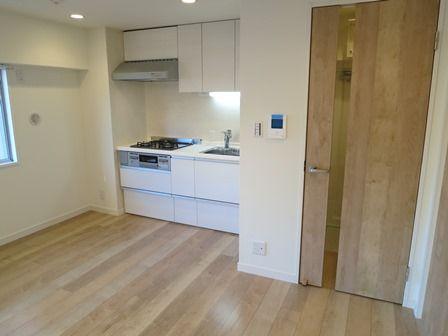 Living. ~ New interior renovation completed ~  ◆ Northeast ・ Southeast corner room ◆ 10.29 square meters is of the roof balcony ◆