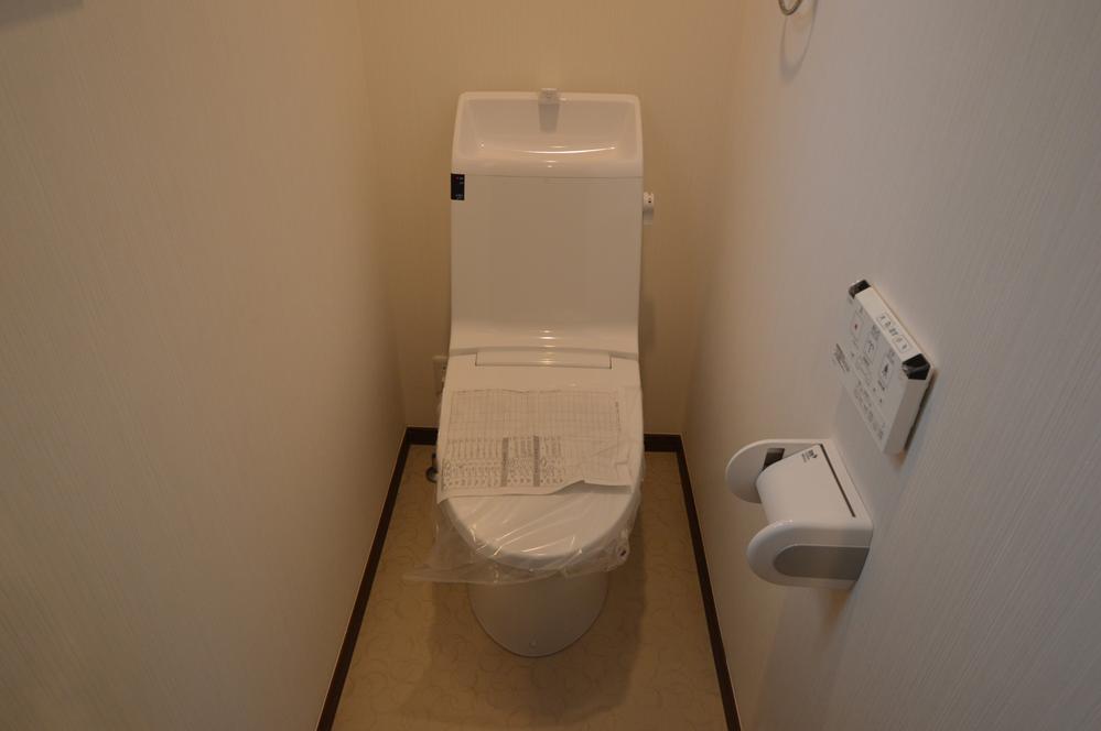 Toilet. Indoor (11 May 2013) Shooting