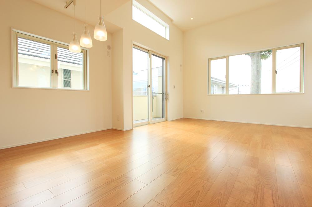 Living. Living full of bright and airy, Ceiling height 3.4M, Please experience the height of the room at all means local.