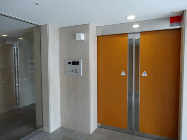 Entrance. Common areas