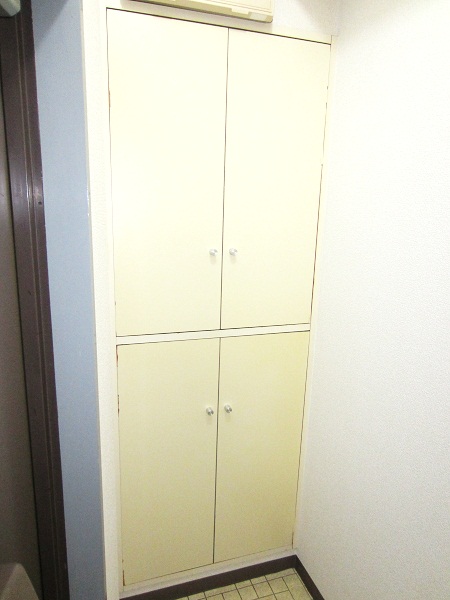 Receipt. Shoebox of large capacity