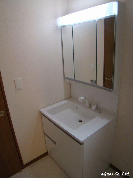 Wash basin, toilet. Indoor (12 May 2013) Shooting