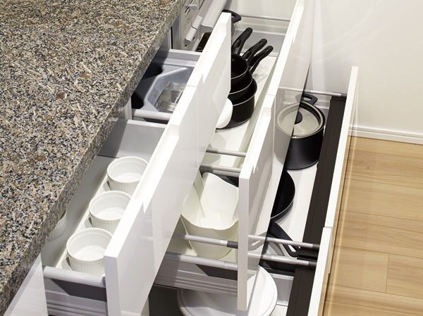 Kitchen.  [Slide with storage bull motion] The drawer of the rail of the kitchen, Close slowly be vigorously closed, It has adopted a bull motion to prevent the scissors finger.