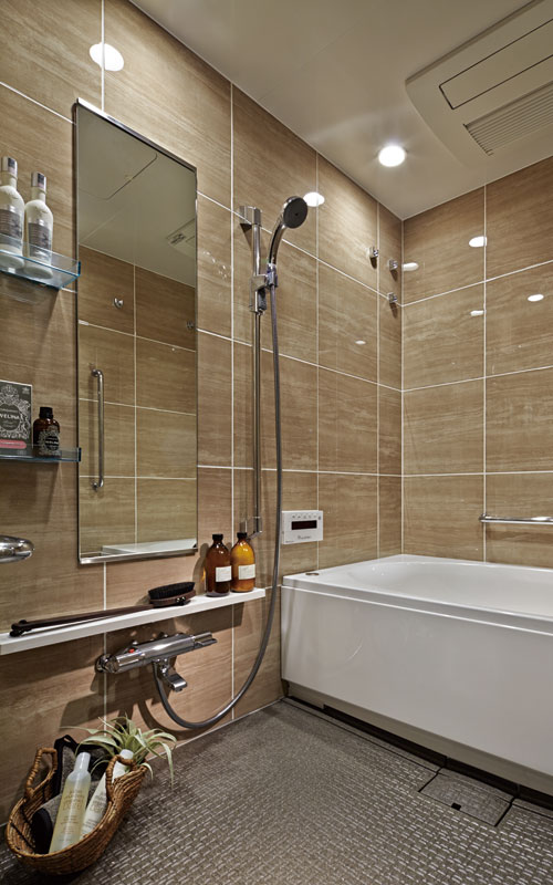 Bathing-wash room.  [Bathroom] Bathroom which adopted the oval tub of the oval form of loose and wrap around the body, 400 square tile wall to produce a space of high-quality relaxation, It has adopted a high-quality equipment, such as thermo-floor of the well-drained mosaic pattern.