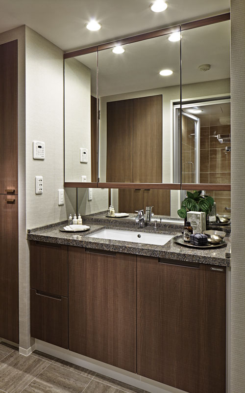 Bathing-wash room.  [Powder Room] Ensure the storage space that can be neat houses a skin care and hair care products in the three-sided mirror back of vanities. Three-sided mirror with woodgrain frame, Easy to use and does not stick fingerprints at the time of opening and closing the door, It is a design that was also friendly design property.