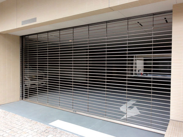 Security.  [Ring shutter] The entrance of the parking lot, Set up a ring shutter to prevent the car from entering other than your tenants. Towards the parking lot has been your contract you will be given a remote control which can open the shutter while riding. (Same specifications) ※ By conditions such as the type of car, There are cases where the remote control is not working.