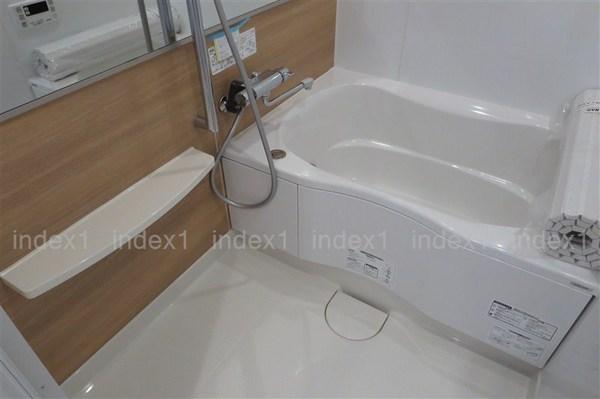 Bathroom. Comfortable bus with a Reheating drying function