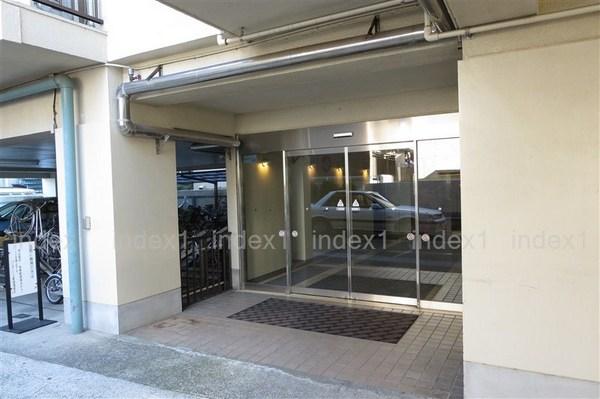 Entrance. A quiet entrance, which entered from the road