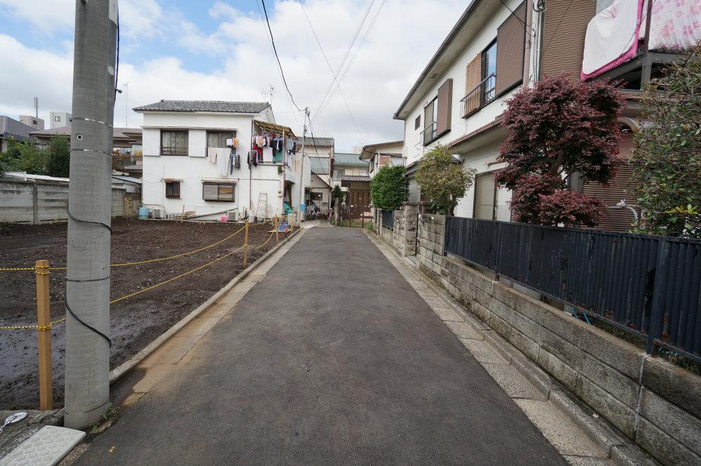 Local photos, including front road. It has taken a front position designated road from the south.