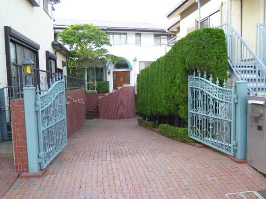 Local land photo. Building appearance