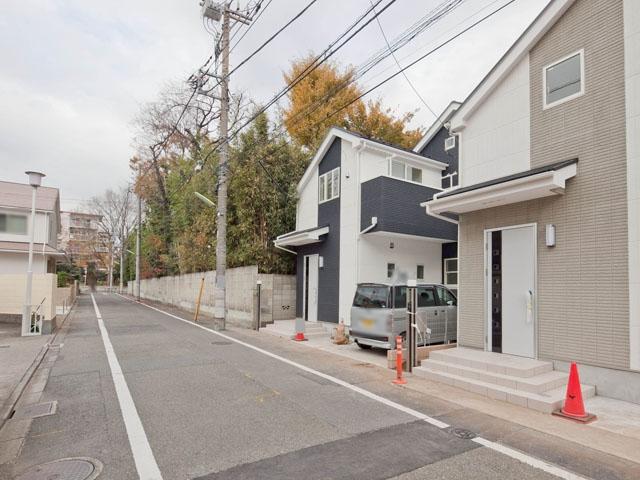 Local photos, including front road. Contact road situation