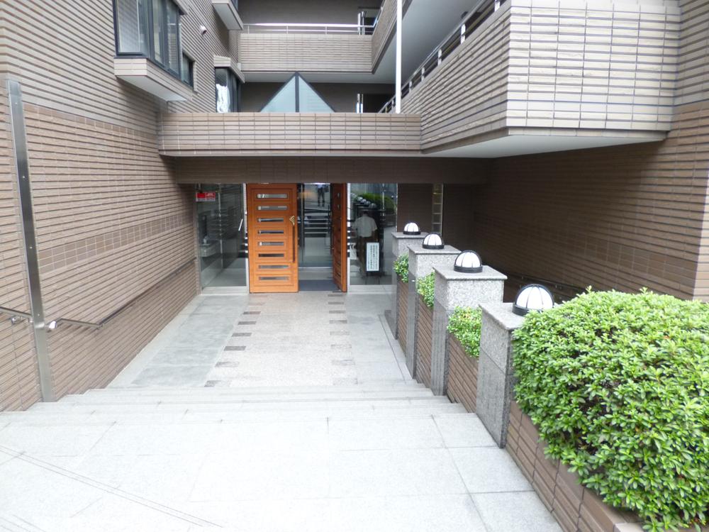 Entrance. Common areas