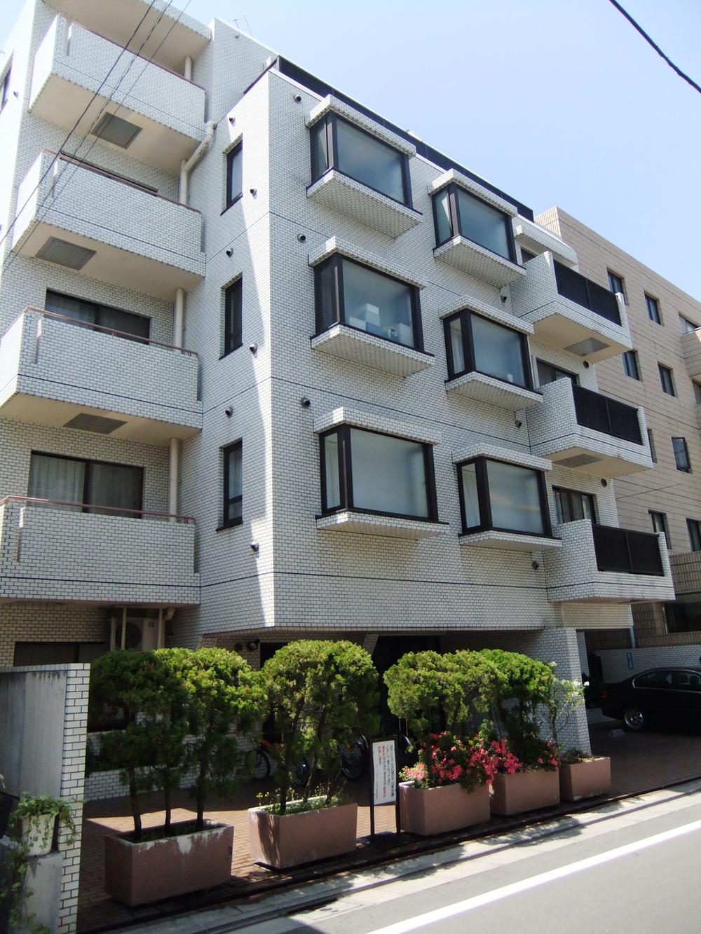 Local appearance photo. It is simple and elegant appearance of the white-tiled. Local (August 2013) Shooting