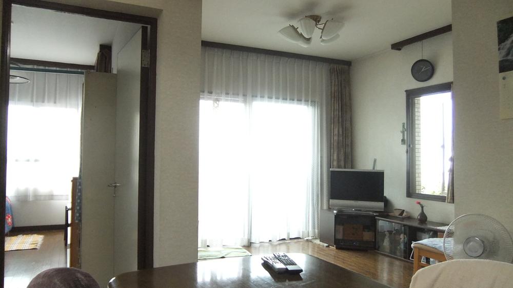 Living. South-facing living room, Is a bright room with no lighting during the day there is no building block on the balcony side. Room (August 2013) Shooting