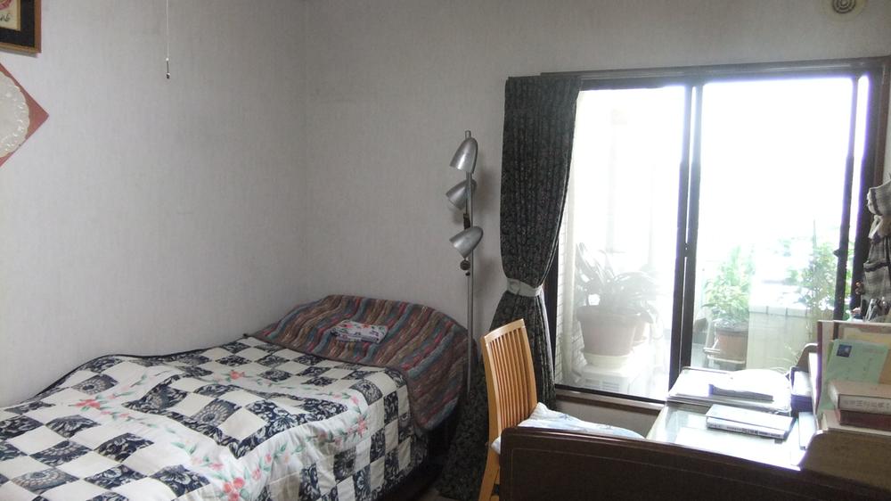 Non-living room. Japanese-style rooms are also facing the south balcony, Bright atmosphere.