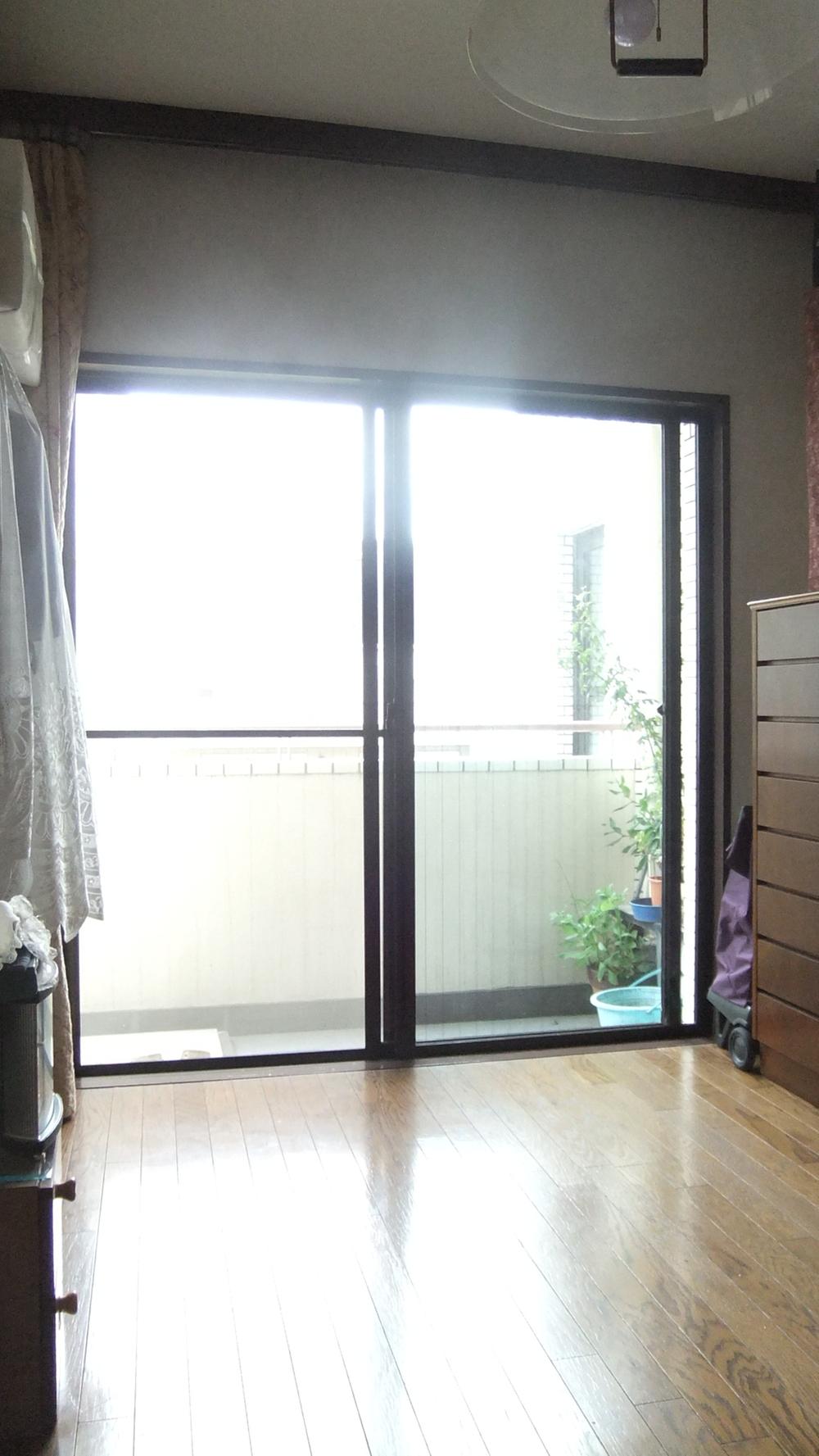 Non-living room. North Western-style is also bright in the second face lighting the room.