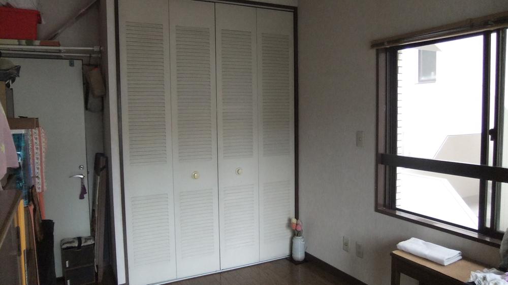 Non-living room. North Western-style housing is greater depth also relaxed