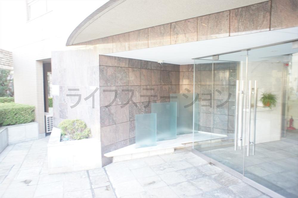 Entrance. Local (December 2, 2013) Shooting