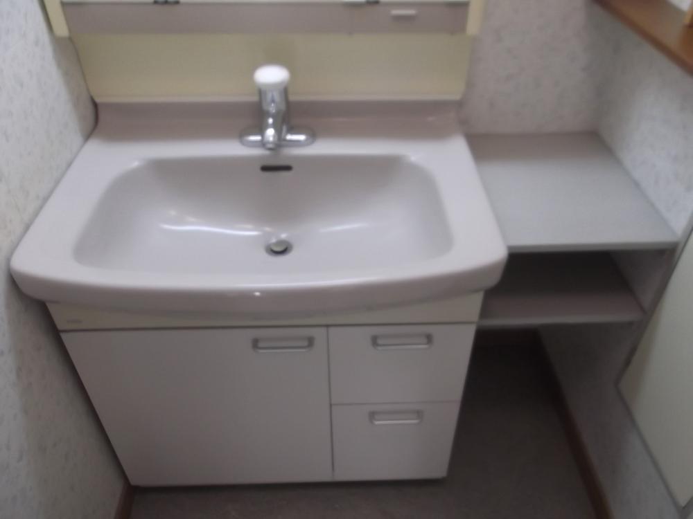 Wash basin, toilet. Indoor (12 May 2013) Shooting