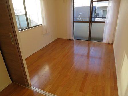 Living. ~ Already the new interior renovation ~   ◆ Good is per yang in three direction room ◆ "Gotokuji" Station 2-minute walk ◆ 2 is a line 2 Station available location ◆ New quake-resistance standards Mansion ◆