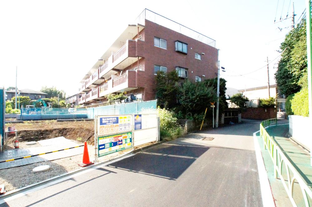 Local photos, including front road. It is safe road to small children, so we have also been installed guardrail on the front.