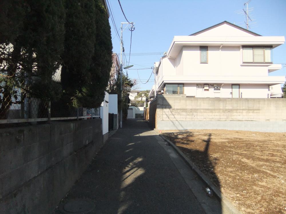 Local photos, including front road. Front road is impassable car. 