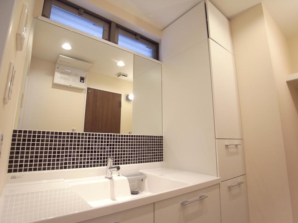 Wash basin, toilet. Indoor (11 May 2012) shooting