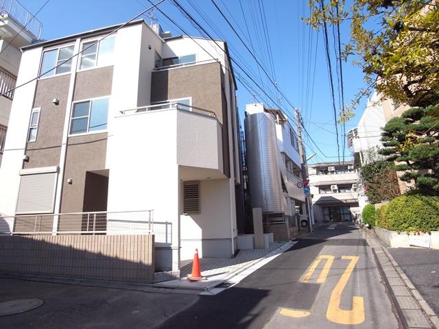 Local photos, including front road. Local (11 May 2013) Shooting