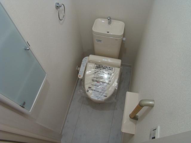 Toilet. Indoor (10 May 2013) Shooting