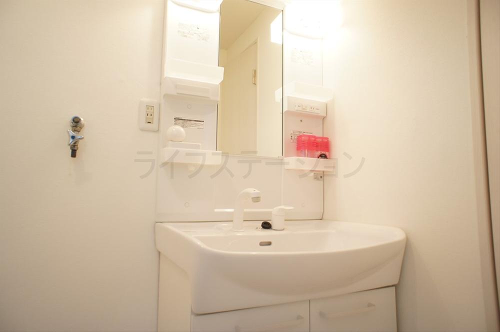 Wash basin, toilet. Local (December 1, 2013) Shooting