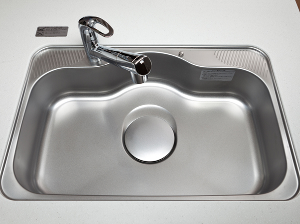 Kitchen.  [Quiet specification wide sink] Sink quiet specification that can suppress the occurrence of running water sound or falling sound. Pot is also easy to wash wide design, etc..