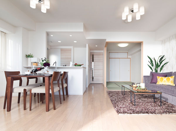 Living.  [Horizontal living room facing the balcony ・ dining] Family gather living ・ Dining, Is the space of the room facing the wide to the south-facing balcony. (living ・ dining / 86-E type)