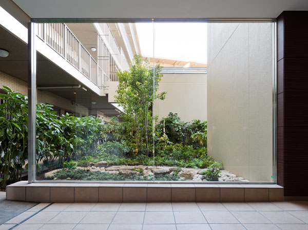 Shared facilities.  [Spot garden] The Tsuboniwa in the center of the building, For us brightens the elevator hall in front of the eye.