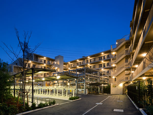 Shared facilities.  [Doorway of walking vehicles separation] On-site is designed to divide the doorway of pedestrian and car. You can approach smoothly. (Exterior photos)
