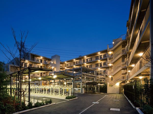 Buildings and facilities. Low-rise five-story to the large site, It consists of three buildings the configuration of the south-facing center <Garden Glass Osan Chitose>. Solar panels, Electric bicycle rental, Advanced equipment has been enhanced plus α such as 24-hour garbage disposal. (Appearance photo January 2013 shooting)