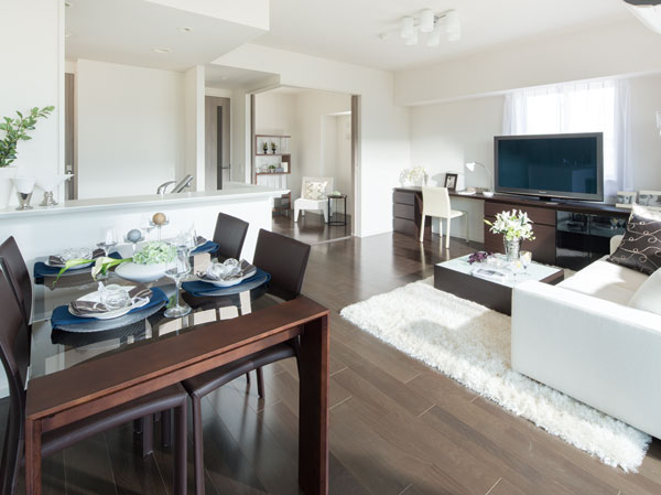 Room and equipment. living ・ Dining ensure the lighting in two faces. Other, TES hot water floor heating, Water purifier integrated shower faucet of the kitchen, Dishwasher, Bidet facilities for comfortable living, such as toilet ・ It features a specification. (living ・ dining / 92-Vr type building in the model room)