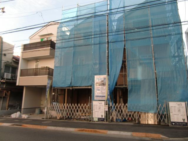 Local photos, including front road. Local (12 May 2013) Shooting