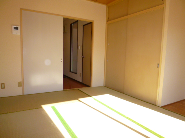 Living and room. Wide and clean rooms ☆