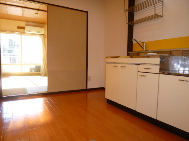 Kitchen. Very spacious kitchen ☆