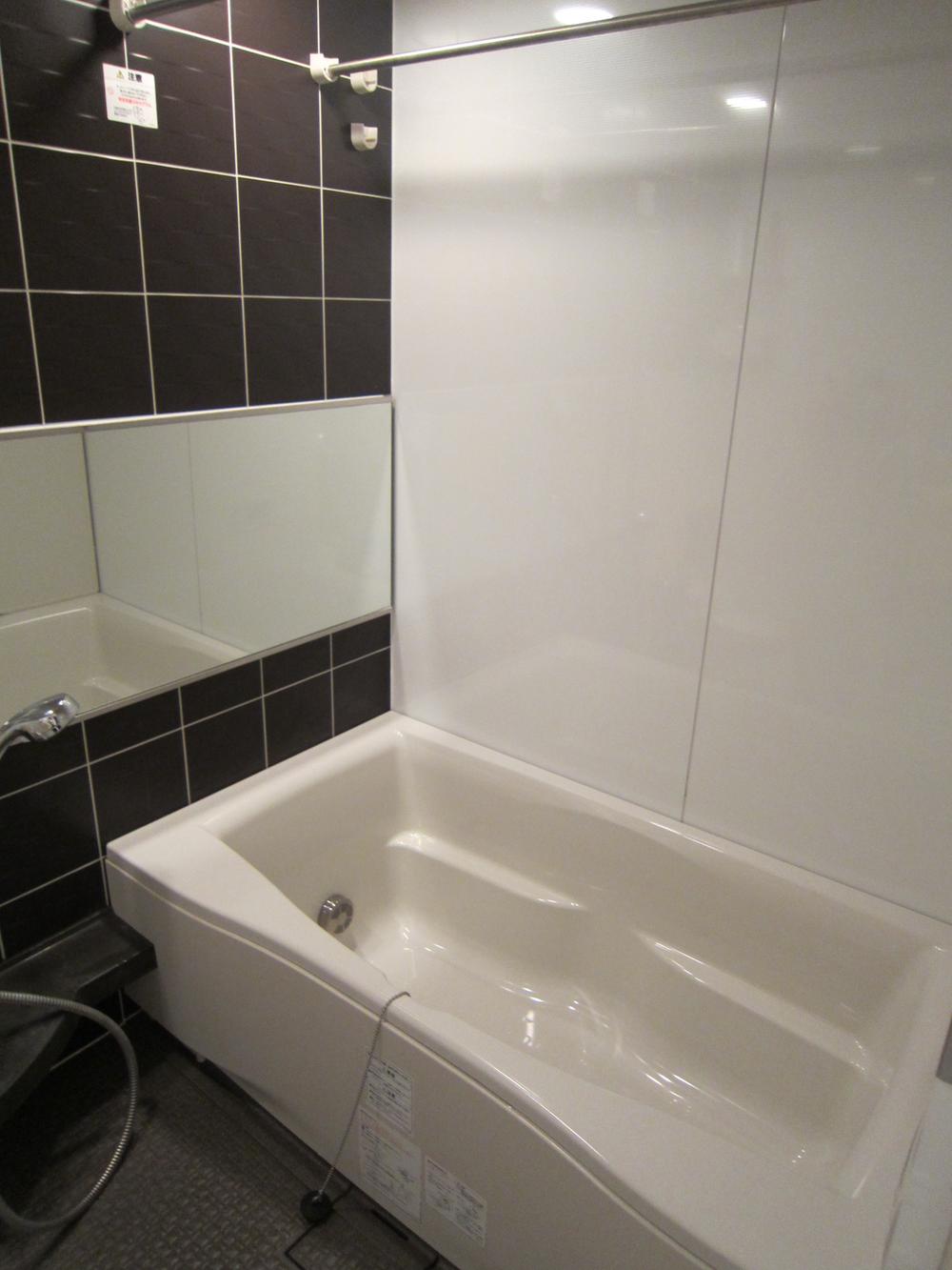 Bathroom. Low-floor type tub with consideration to safety. With bathroom heating dryer, Reheating ・ Hot water filling ・ Keep warm ・ Add hot water is Otobasu system that can automatically.