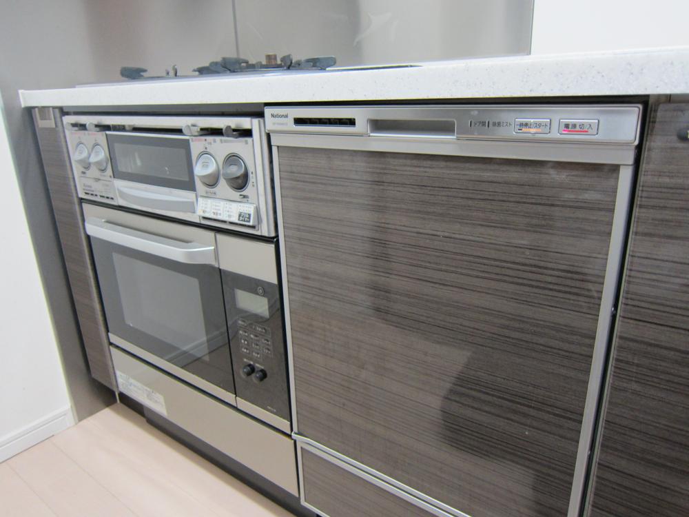 Kitchen. Dishwasher and Konbekku (oven) is a system kitchen that took.