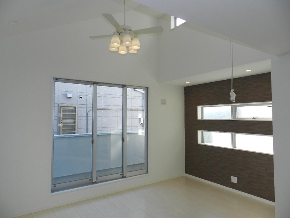 Living. Living example of construction. Floor heating equipment in some gradient ceiling. With Grenier