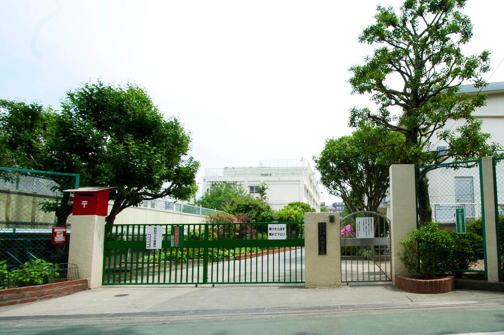 Primary school. Ward Shiroyama until the elementary school up to 340m elementary school is a familiar and 5 minutes walk, Comfortable to live in is growing enough to live. 