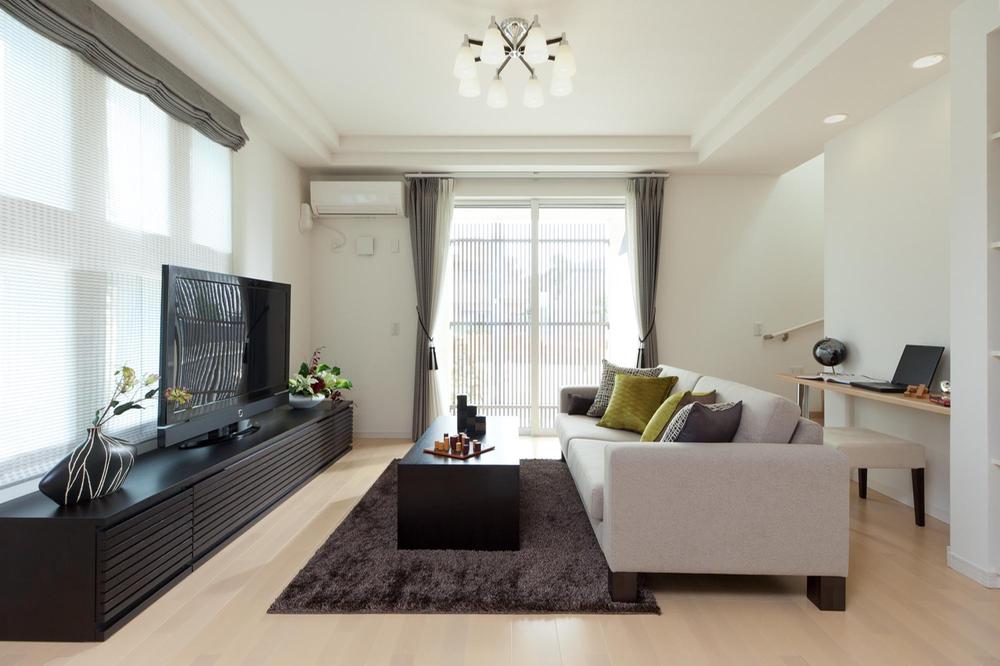 Living. Connect with nature and the city and family, Bright and spread a living.  Indoor (July 2013) Shooting