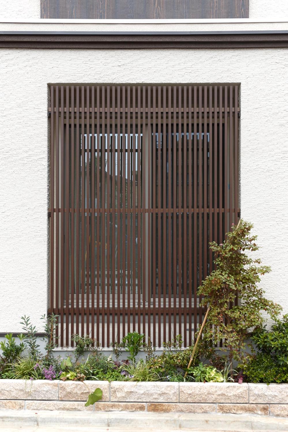 Local appearance photo.  ■ It followed the history of fur third design historic Gotokuji have spun, Facade design with a motif to feel the "sum". The wife of the roof in the center of the gambrel roof has adopted a curb grid. Local (July 2013) Shooting
