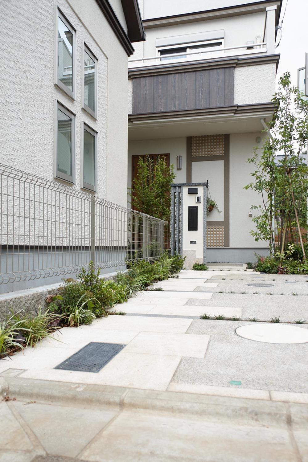 Local appearance photo.  ■ Approach of approach dwelling unit to invite to its earlier, By an outer structure and green combination, Not simply as a passage, Produce a sense of depth nestled as street garden. Local (July 2013) Shooting