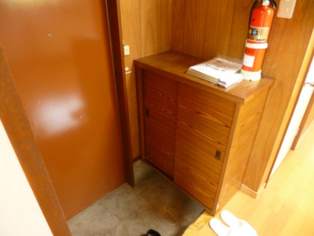 Entrance. Two-burner stove can be installed.